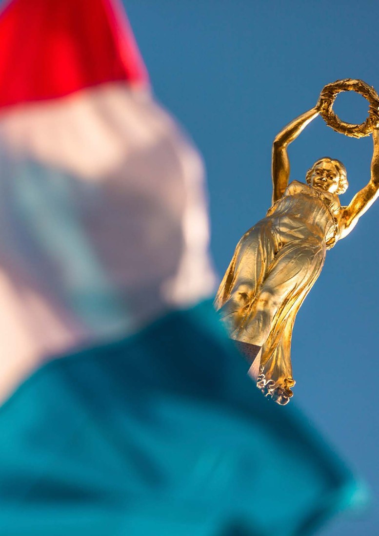 La Gëlle Fra et le drapeau luxembourgeois